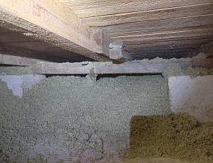 Zateplení stropu řadového domu pomocí foukané izolace